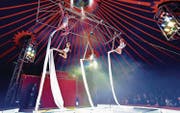 Vier junge Luftakrobatinnen des Jugend-Circus Basilisk. (Bild: PD)