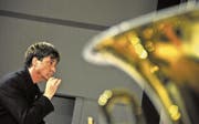 Der bisherige Dirigent Rolf Schumacher am Sommerkonzert 2010 in der Aula Cher. (Bild: Markus von Rotz)