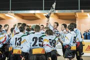 Der Rebells-Captain Thomas Hohl reckt die Trophäe in die Höhe. (Bild: Christian Herberg Hildebrand (Zug, 24. März 2018))
