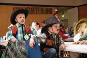 Dieser Sheriff schaut dem Geschehen ziemlich gelassen zu. (Bild: Richard Greuter (Stansstad, 25. Februar 2017))