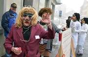 Die Lehrerin winkt dem Fotografen zu. (Bild: René Hensler)