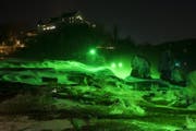 Der beleuchtete Rheinfall am Donnerstag – die Nacht vor dem St. Patrick`s Day. (Bild: EPA)