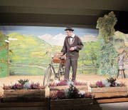 Der Jodlerklub Giswil überzeugte mit seinem Konzert. Mathias Burch als «Jochi» (rechts) war derweil mit dem Velo unterwegs. (Bilder: Otmar Näpflin (Giswil, 11. November 2017)