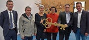 Bei der symbolischen Schlüsselübergabe (von links): Beat Jörg, Andi Schumann, Doris Rosenkranz, Trudy Kunkel, Michael Thalmann und Simon Arnold. (Bild: Georg Epp (Flüelen, 18. November 2017))