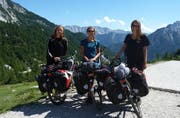 Lou Rosset, Carina Odermatt und Fabienne Niederberger (von links) haben per Velo den Balkan erkundet. Hier stehen sie auf dem 1600 Meter hohen Vrsic-Pass in Slowenien, nach der wohl anstrengendsten Etappe ihrer Reise. (Bilder: Carina Odermatt)