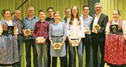 Die Medaillengewinner an Schweizer Meisterschaften, flankiert von den Ehrendamen: (von links) Trainer Adi Arnold, Georg Zgraggen, Silas Stadler, Kilian Imholz, Helena Epp, Flavio Indergand, Nina Stadler, Fabio Wyrsch und Paul Wyrsch. (Bild: Paul Gwerder (Altdorf, 17. März 2018))