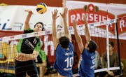 Emmen-Nord-Spieler Timo Rogger (links) versucht den Buochser Block mit Noel Wälchli (Mitte) und Fabian Zwyssig zu durchbrechen. (Bild: Philipp Schmidli (Emmen, 10. Februar 2018))