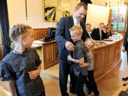 Die drei älteren der vier Kinder von Christian Arnold zählten gestern zu den ersten Gratulanten. (Bild Urs Hanhart)
