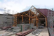 Die nicht mehr benötige Ausfahrt der alten Gondelbahn in der Station auf Gerschnialp wird zurückgebaut. Im Innern entsteht die neue Schreinerei der Titlis Bahnen. (Bild: Philipp Unterschütz)