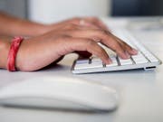Hotelbuchungen über eine Online-Plattform sind nicht wirklich günstiger als Direktbuchungen. Für das deutsche Bundeskartellamt hat die sogenannte Bestpreis-Garantie deshalb ausgedient (Archiv). (Bild: KEYSTONE/ANTHONY ANEX)