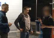 Unter anderem haben die zivilen Fahnder eine Softair-Pistole sichergestellt. (Bild: Tele1)