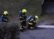 Die Feuerwehr verlegt Schläuche für einen allfälligen Löscheinsatz. (Bild: Geri Holdener, Bote der Urschweiz)