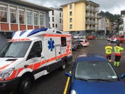 Vorkehrsungshalber war auch die Ambulanz vor Ort. (Bild: Benno Kälin, TeleZüri)