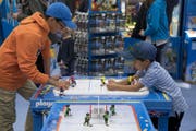 Zwei Kinder spielen Hockey mit Playmobils. (Bild: Lukas Lehmann / Keystone (Bern, 12. Oktober 2017))