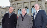 Das Urner Trio vor dem Bundeshaus (von links): Josef Dittli, Isidor Baumann und Beat Arnold. (Bild: Elias Bricker (Bern, 30. Dezember 2015))