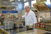 Steht nicht mehr lange an den Töpfen: Andreas Keller, Küchenchef auf dem Stanserhorn. (Bild Rosemarie Bugmann)