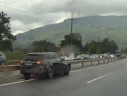 Dieses Auto weist Schäden am Heck auf. Der Wagen ist womöglich auch in den Unfall verwickelt. (Bild: Leserbild Bote der Urschweiz)