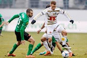 In der zweiten Halbzeit hat der FCL das Kommando in St. Gallen übernommen: Auf unserem Bild behauptet Oliver Bozanic den Ball gegen Nisso Kapiloto (links). (Bild: KEYSTONE/Steffen Schmidt)