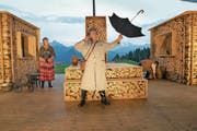 Im Element: Willy Zumstein als Pfannenflicker. (Bild: Romano Cuonz (Stalden, 15. Juni 2017))