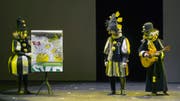 Der Schnitzelbank Dreydaagsfliege mit einem Beitrag ueber die SVP an der Generalprobe der Vorfasnachtsveranstaltung Drummeli im Musical Theater in Basel, am Samstag, 30. Januar 2016. Stammcliquen, Guggenmusiken und Schnitzelbaenke treten vom 30. Januar bis zum 5. Februar 2016 an der groessten Basler Vorfasnachtsveranstaltung unter der Regie von Laurent Groeflin auf. (KEYSTONE/Georgios Kefalas) (Bild: GEORGIOS KEFALAS (KEYSTONE))