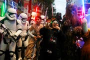 Fans warten ausserhalb eines Kinos auf den neuen Star Wars-Film. (Bild: AP Photo/Chiang Ying-ying)