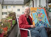 José Amrein mit dem Sujet des Deckblatts seines ersten Romans «Das Geheimnis der Katzenfrau». (Bild: Boris Bürgisser (Luzern, 7. November 2017))