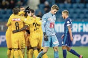 Unterschiedliche Gefühlswelten: Die Berner bejubeln ein Tor, die FCL-Profis Jonas Omlin (vorne) und Reto Ziegler sind frustriert. (Bild: Philipp Schmidli (Luzern, 17. Dezember 2017))