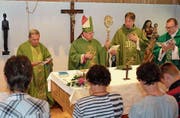 Bischof Vitus Huonder (Mitte) zelebriert die Messe zusammen mit weiteren Priestern. Links Winfried Abel neben der eingeweihten Bruder-Klausen-Statue. (Bild: Richard Greuter (Oberwilen, 16. Juli 2017))