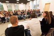 Als Abschluss der Polittour hörten die Schüler des BWZ gespannt einer Podiumsdiskussion zu. (Bild: Florian Arnold (Altdorf, 8. November 2017))