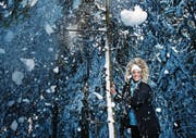 Fabienne In-Albon geniesst die Winterlandschaft auf dem Raten, an ihrem Kraftort. (Bild: Stefan Kaiser (17. November 2017))