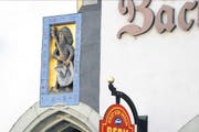 Das Haus «Zum wilden Mann» in der Zuger Altstadt ist nach dem Relief über dem Eingang benannt. (Bild: Stefan Kaiser / Neue ZZ)