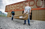 Betriebsleiter Reto Wyss (links) und Spitzen-Kanute Alistair Smorthit mit einem Kanadier vor dem neuen Wassersportzentrum im Buochser Seefeld. (Bild Corinne Glanzmann)