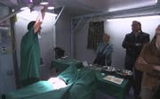Interessierte Besucher im OP-Saal. (Bild: Schweizer Armee)
