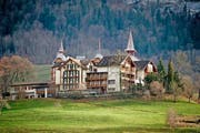 Das Via-Cordis-Haus im Flüeli, dahinter (mit den Türmen) das Hotel Paxmontana. (Bild: Corinne Glanzmann)