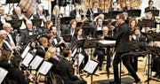 Der junge Dirigent Sandro Blank leitet die Feldmusik temperamentvoll. (Bild: Romano Cuonz (Sarnen, 20. Januar 2018))