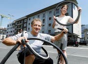 Robert Spengeler und Monika Estermann sind elf Jahre mit dem Velo durch die Welt gereist. Unter anderem haben sie das chinesische Qinghai-Plateau (Bild rechts) und Kambodscha durchquert. (Bilder Werner Schelbert/PD)