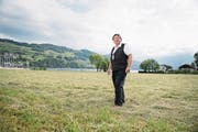 Albert Frank auf der Fläche im Seefeld, die auch künftig unberührt bleiben soll. (Bild: Corinne Glanzmann (Buochs, 24. Mai 2017))