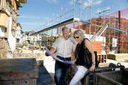 Urs Gut und seine Frau Petra studieren die Baupläne. Gegenwärtig wird der 1. Stock des neuen Hauses betoniert. (Bild Corinne Glanzmann)
