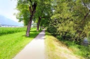 Der Weg an der Sarneraa zwischen Sarnen und Kägiswil. Hier soll der Fluss linksseitig aufgeweitet werden – dabei geht Kulturland verloren. (Bild Adrian Venetz)