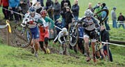 Das Spitzentrio Francis Mourey, Marco Aurelio Fontana und Lukas Flückiger (von links) im Aufstieg zum Chrüzberg im Jahr 2012. Fontana und Flückiger stehen auch am Dientag an der Startlinie. (Bild: Kurt Grüter (26. Dezember 2012))