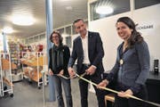 Assistiert von den Co-Leiterinnen Martina Wüthrich (links) und Carla Biasini eröffnete Regierungsrat Beat Jörg gestern mit einem symbolischen Bandschnitt die neue Selbstverbuchungsanlage in der Kantonsbibliothek Uri. (Bild: Urs Hanhart (Altdorf, 15. Februar 2018))