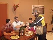 Briefträger Wipf (Matthias Grimm) überbringt den Junggesellen (von links) Heiri Tobler (Philipp Ineichen), Jakob Amacher (Remo Bachmann) und Gottfried Stünzi (Gianluca Di Sante) die Hiobsbotschaft. (Bild: Kurt Liembd (Hergiswil, 4. Januar 2018))