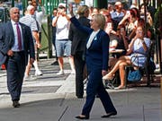 Hillary Clinton verlässt die Wohnung ihrer Tochter in New York. Zuvor hatte sie sich unwohl gefühlt und die 9/11-Gedenkveranstaltung verlassen. (Bild: KEYSTONE/FR61802 AP/CRAIG RUTTLE)