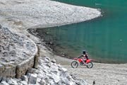 Der Seeboden des abgelassenen Lungerersees wird auch gerne zum Motocross-Fahren genutzt. (Bild Christoph Riebli)