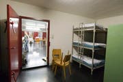 Linksautonome besetzen geplante Bund-Asylunterkunft in Bern. Im Bild: Eine Zivilschutzanlage in Hochfeld im Kanton Bern wird als Asylunterkunft genutzt. (Bild: Keystone/ Peter Schneider (Archiv))