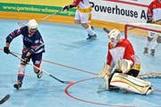 Ein Angeifer der USA taucht alleine vor dem Schweizer Torhüter auf. (Bild: Christian H. Hildebrand)
