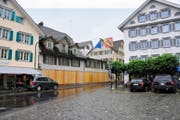 Zeichen des Stillstands: Die Parterre-Etagen der Häuser am Dorfplatz 4 und 5 in Stans sind mit Brettern verkleidet. (Bild Philipp Unterschütz)