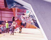 Lukas Zgraggen auf dem Weg zum Schweizer-Meister-Titel im Bouldern. (Bild: Guido Hügin (Meiringen, 9. April 2017))