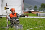 Ein Vertreter vom Zivilschutz baut die Infrastruktur auf. (Bild: Stefan Kaiser / Neue ZZ)