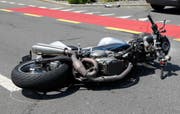 Das Motorrad liegt auf der Schlagstrasse. (Bild: Geri Holdener)